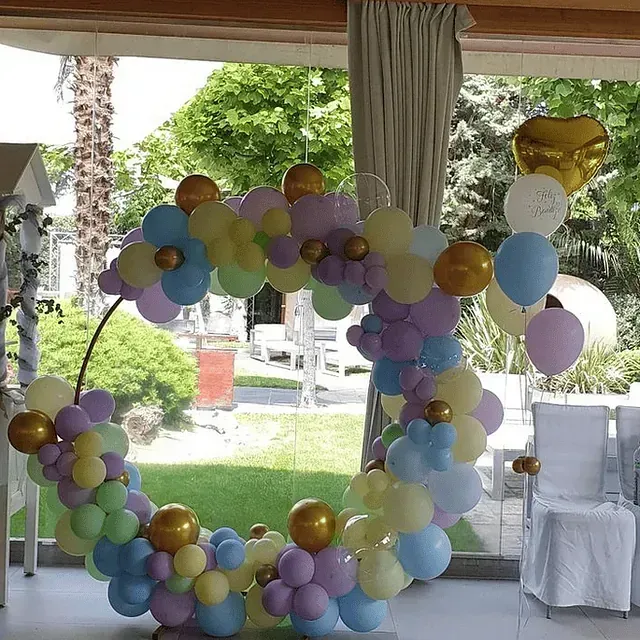 Un montón de globos están dispuestos en un círculo.