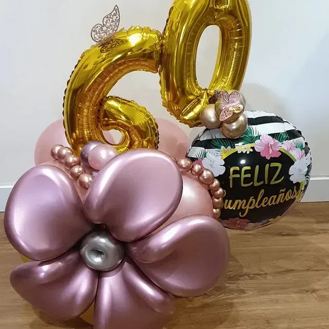 Un montón de globos con uno que dice feliz cumpleaños