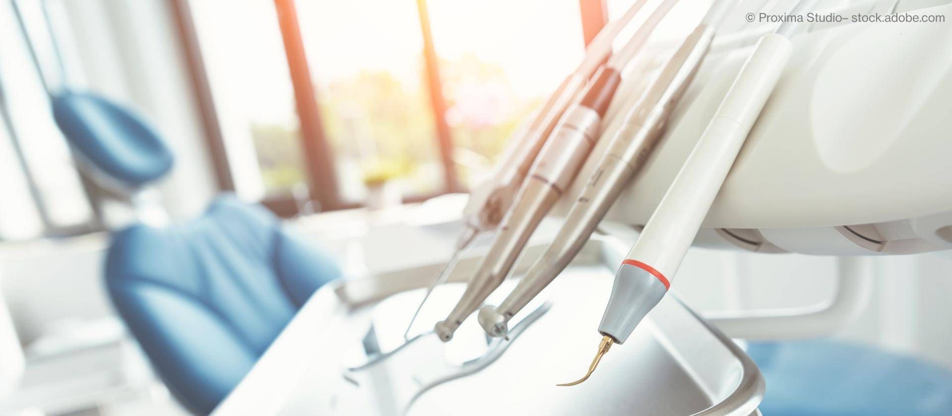 Verschiedene Arbeitsmittel eines Zahnarztes