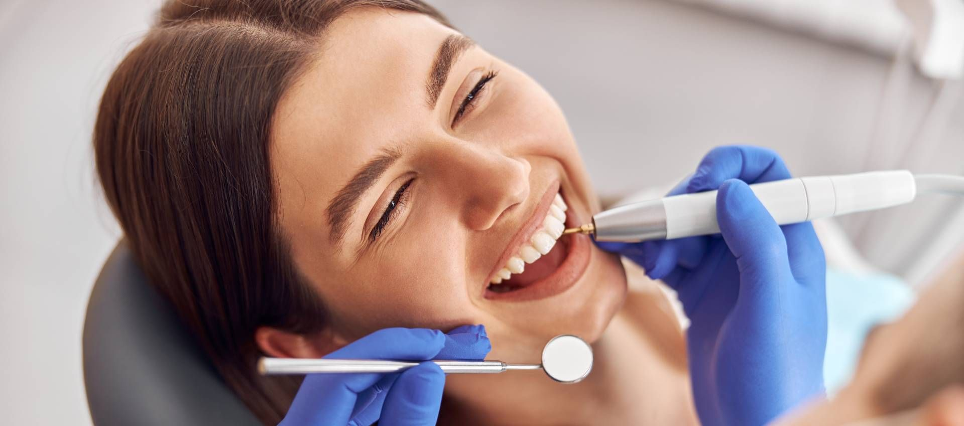 Ein Patient mit Zahnfleischentzündung wird in einer Zahnarztpraxis behandelt.