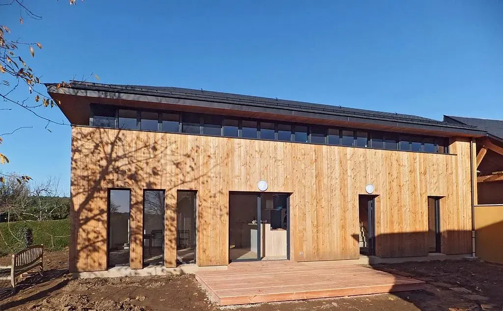 Grande maison type grange avec bardage en bois