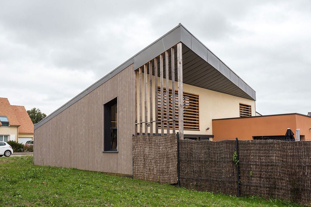 Une maison avec façade en bois
