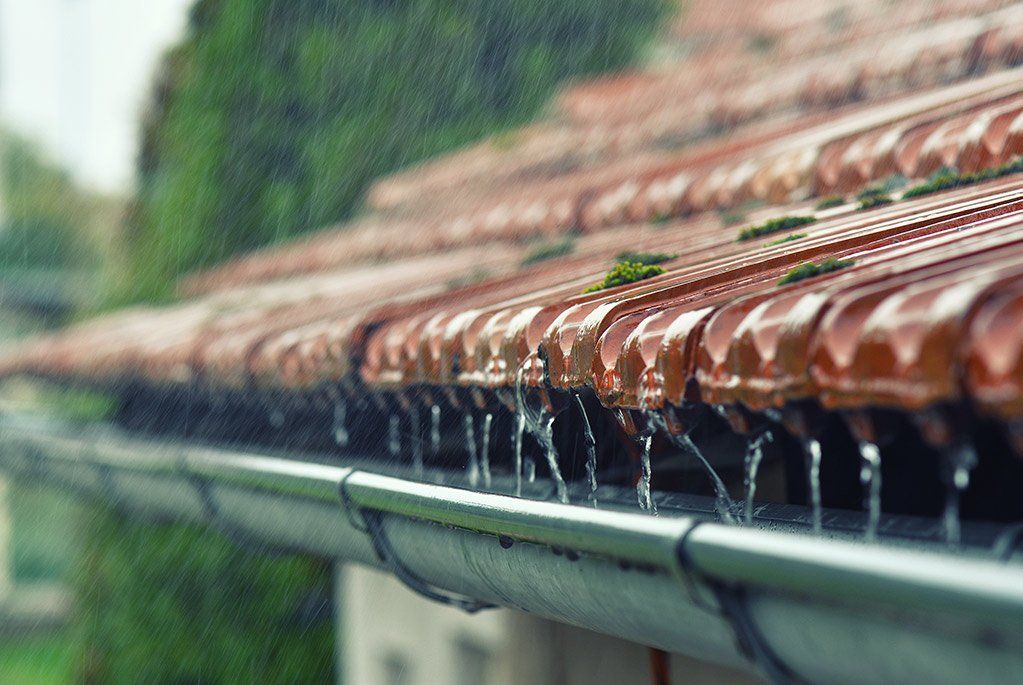 Pluie sur une toiture coulant dans une gouttière