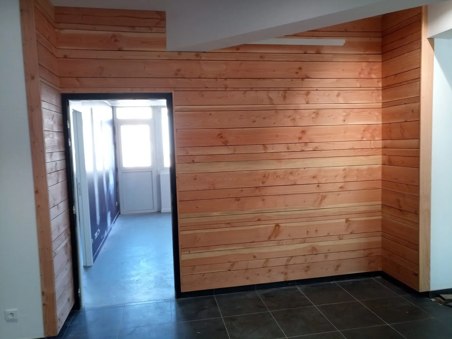 Intérieur avec bardage en bois