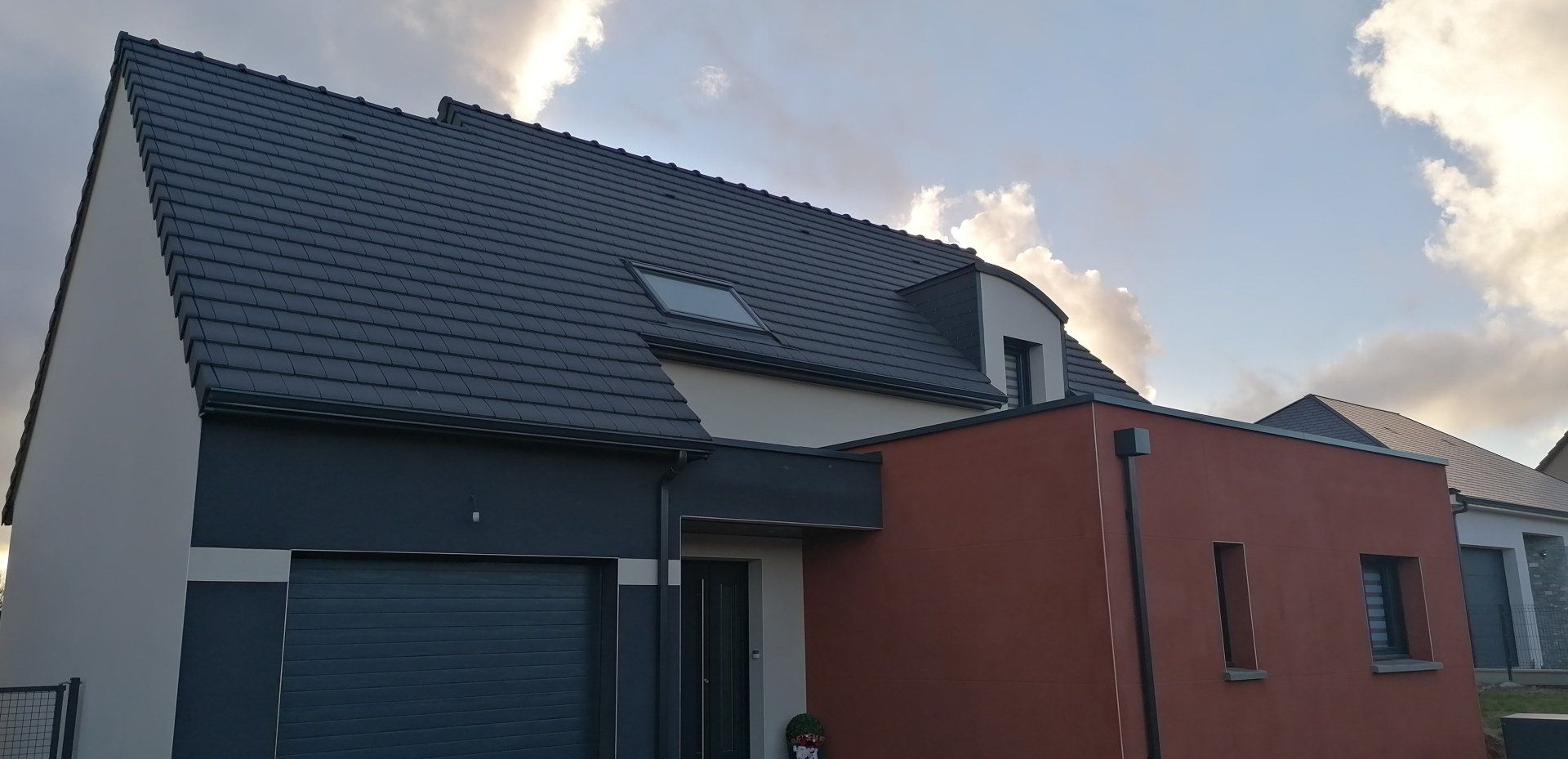 Maison moderne avec des tuiles en ardoise