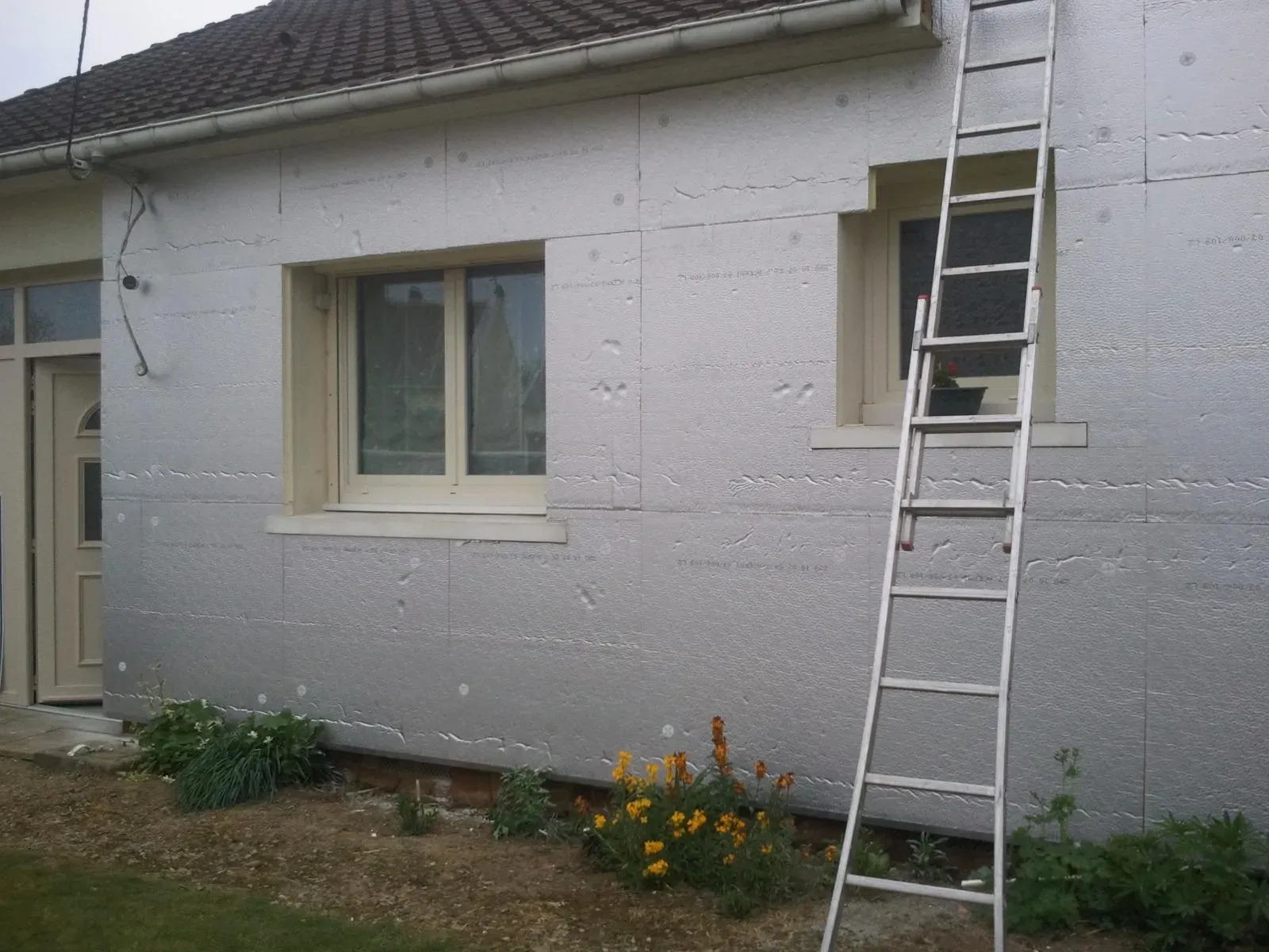 Installation d'isolation extérieure d'une maison