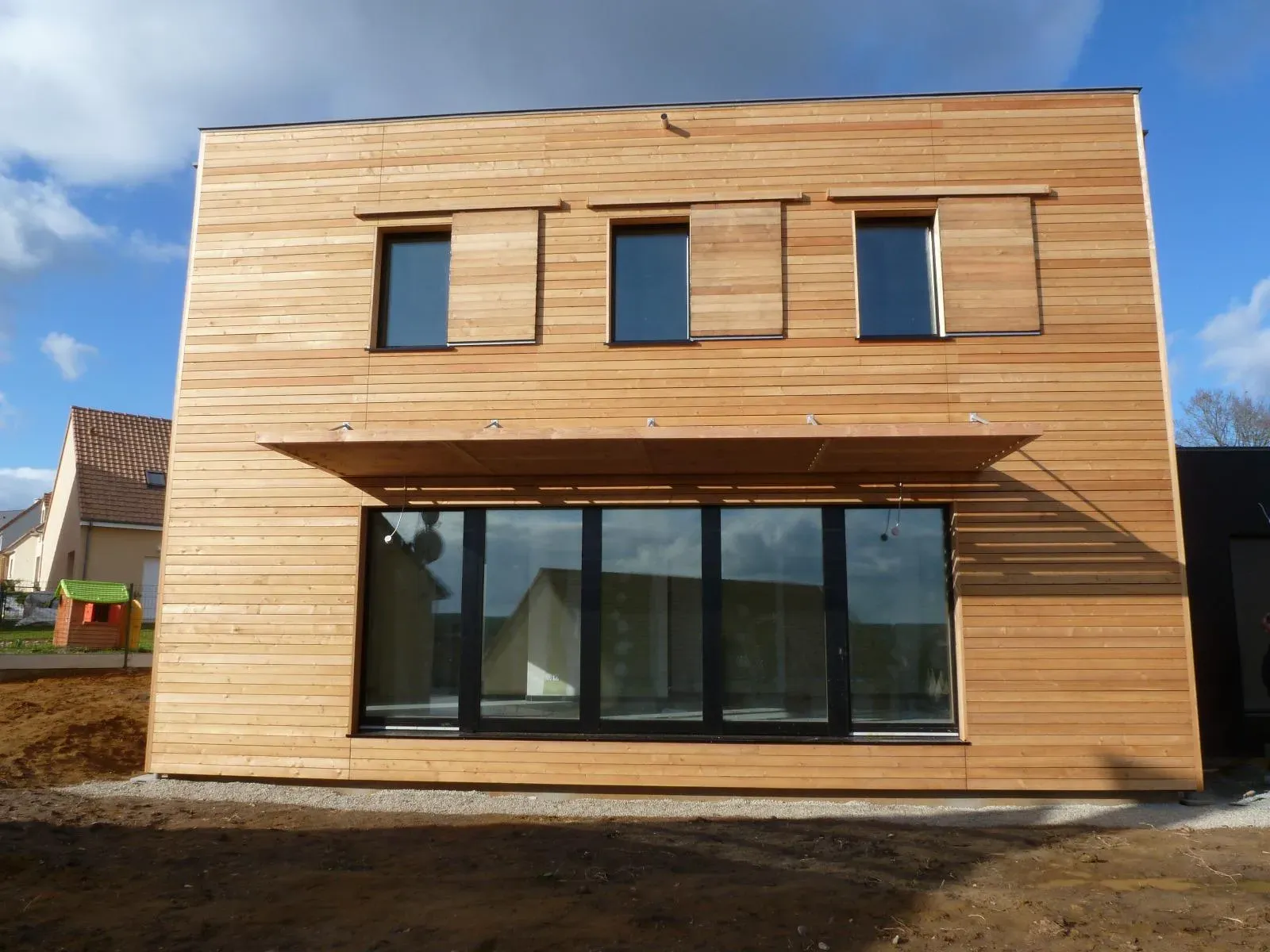Grande maison d'architecte recouverte de bardage en bois