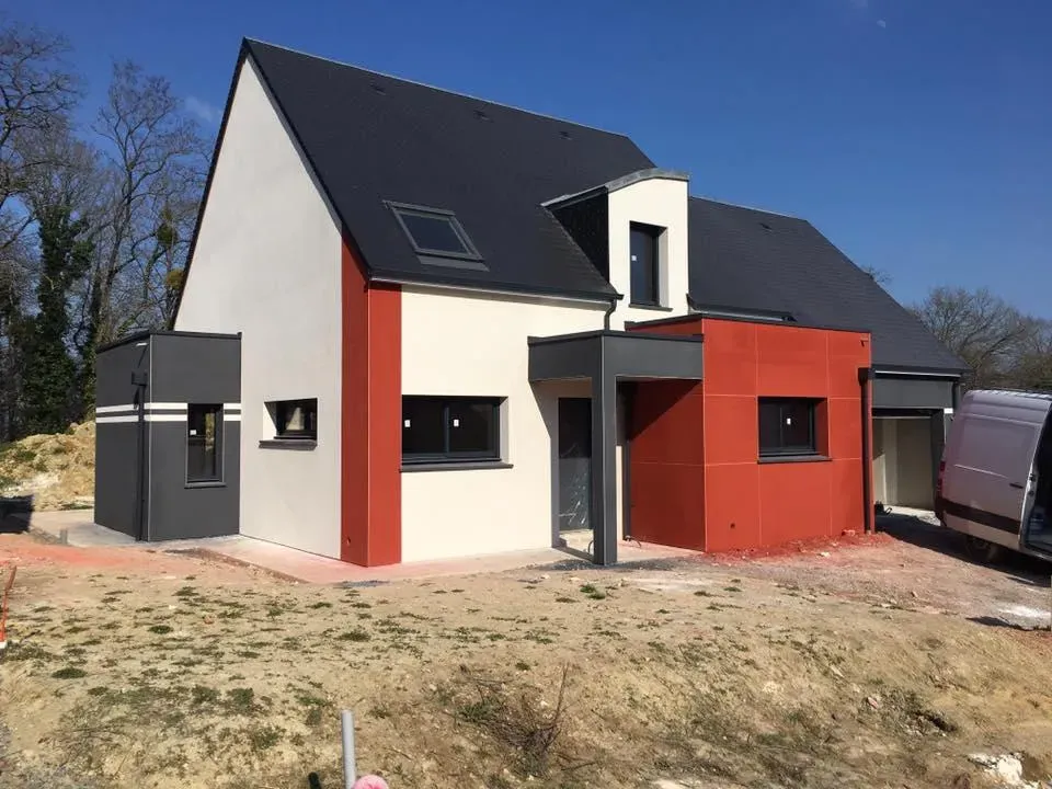 Maison moderne avec des tuiles en ardoise en plein soleil
