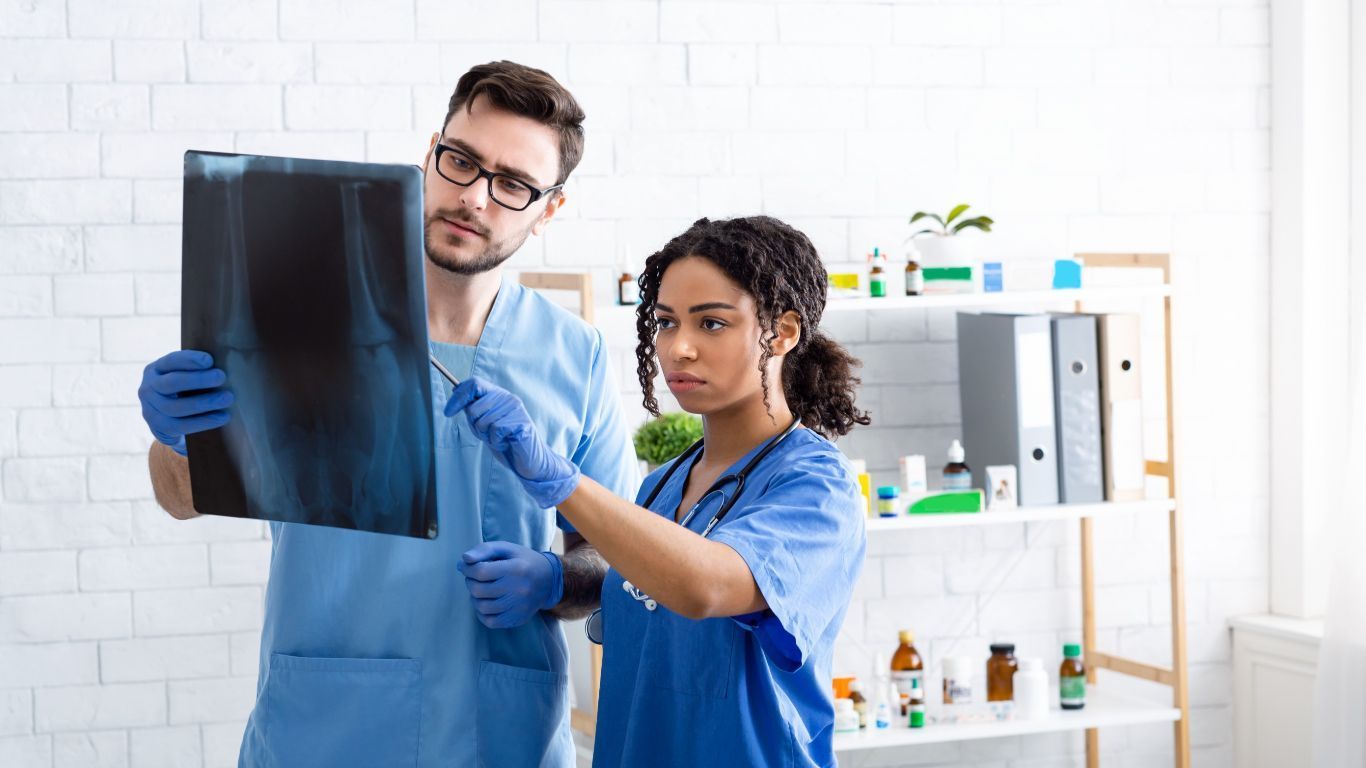 Un hombre y una mujer están mirando una radiografía.