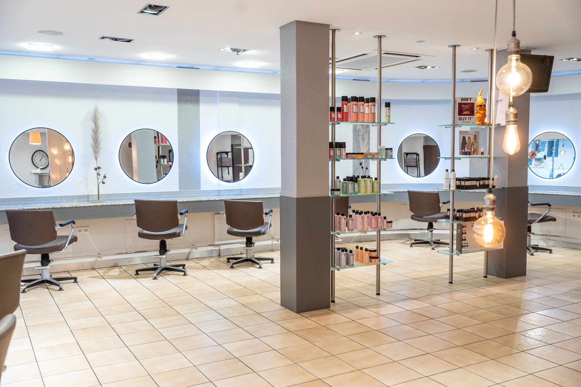 Einer Frau werden die Spitzen geschnitten bei