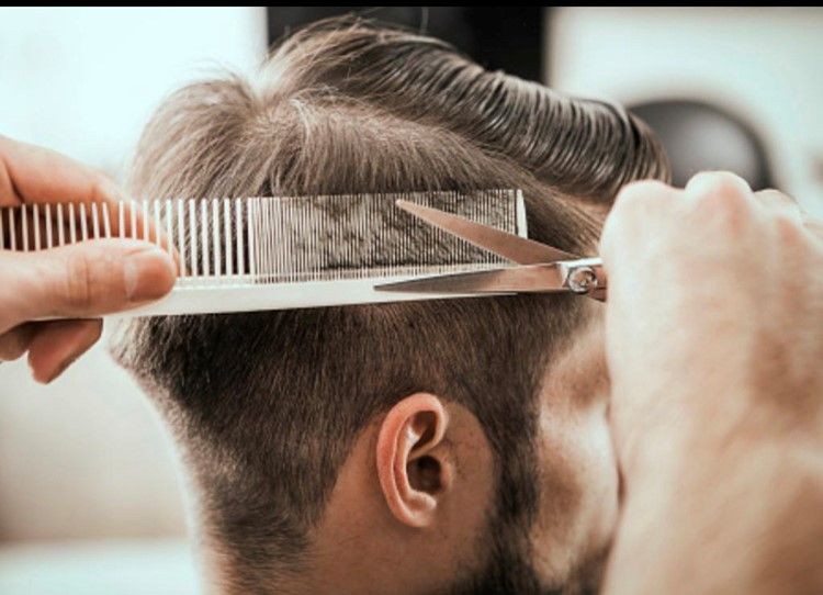 Einem Mann werden die Haare geschnitten bei Burda Petra Power of Hair