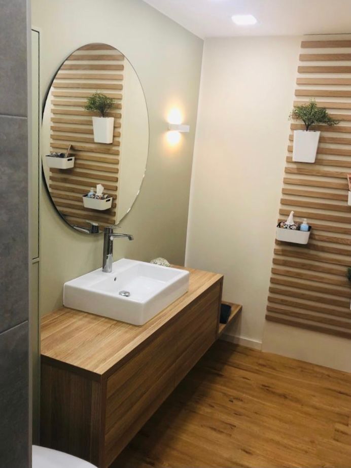 Waschtisch mit großem runden Spiegel