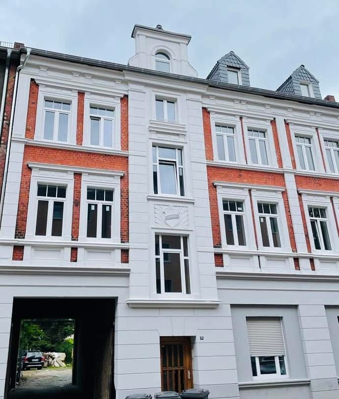 Ein großes weißes Gebäude mit vielen Fenstern