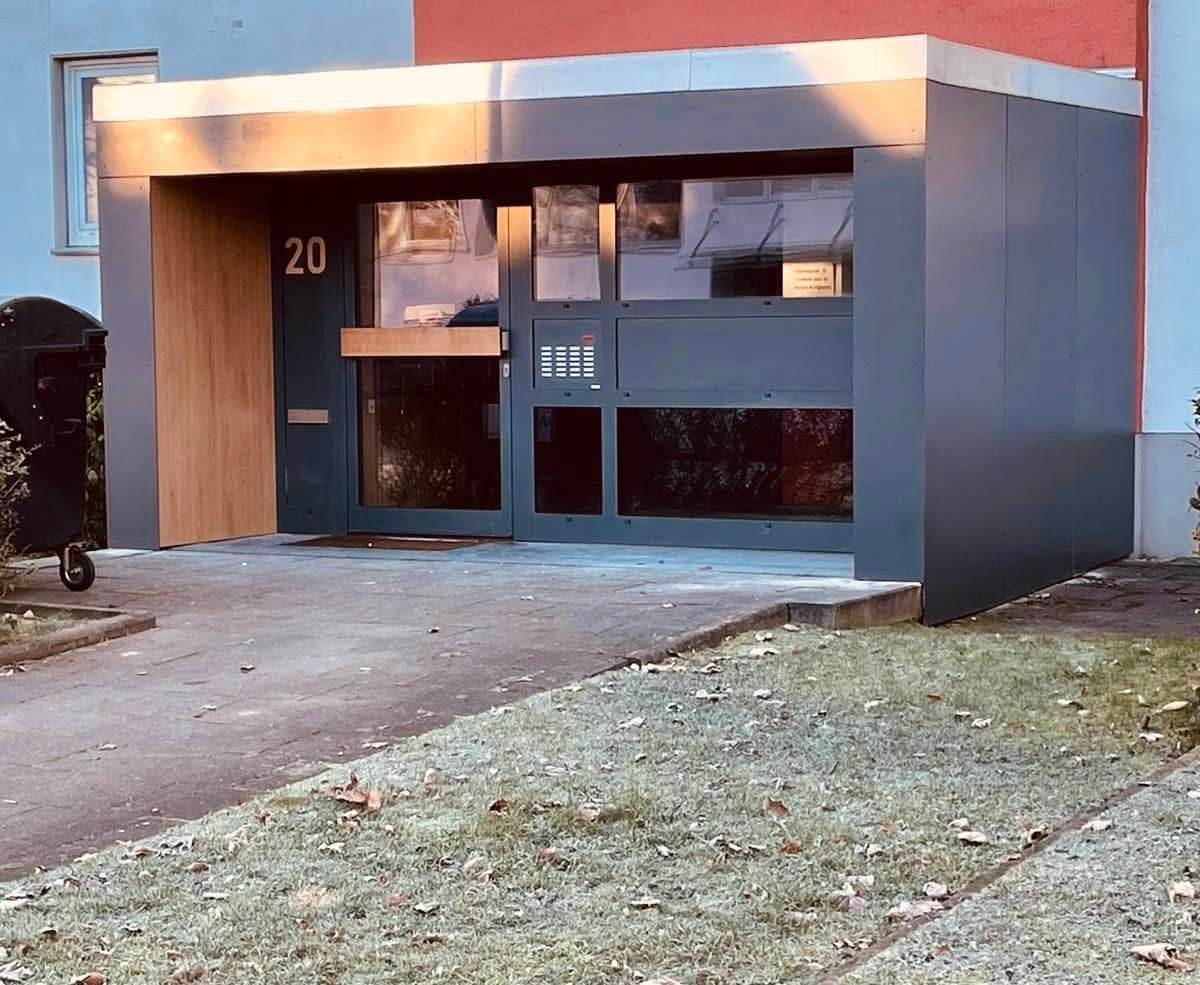 Ein Gebäude mit der Nummer 20 darauf