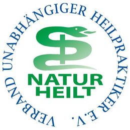 Ein Logo für Natur Heilt mit einer grünen Schlange