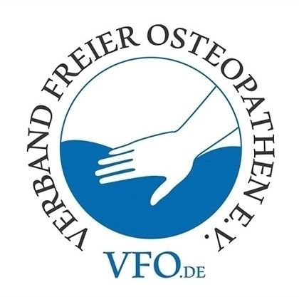 Ein Logo für Freier Osteopathen e.V. mit einer Hand im Wasser