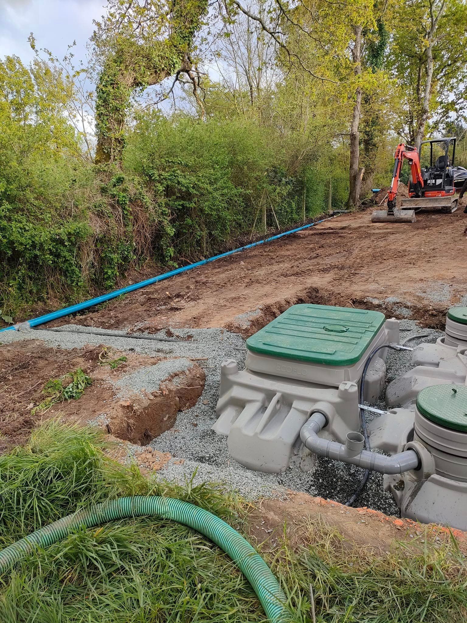 Installation d'un système septique : chantier d'excavation avec réservoirs, 