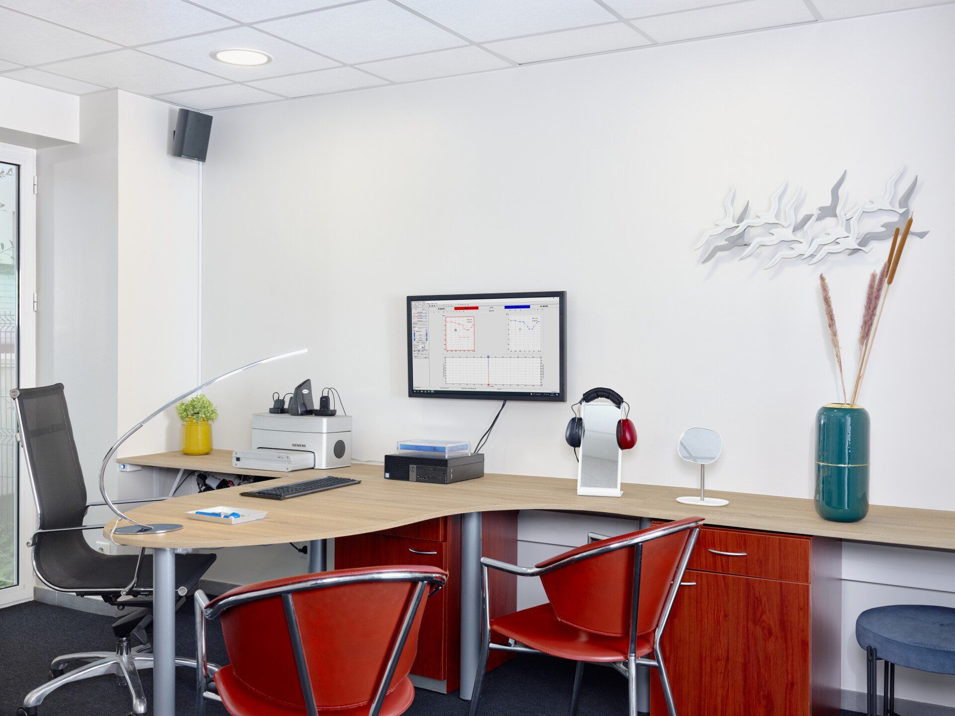 Bureau avec chaises oranges