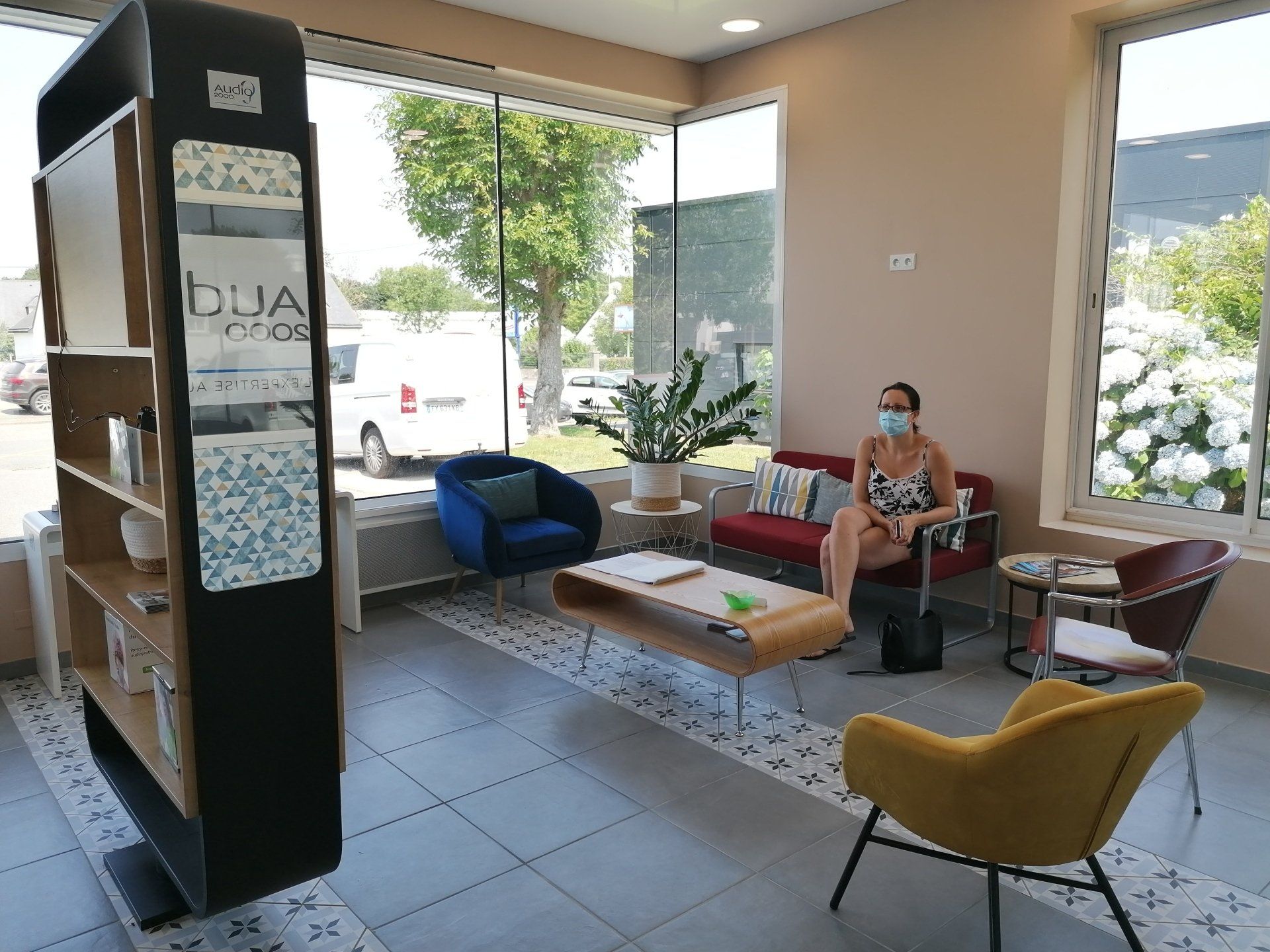 Salle d'attente vue sur extérieur