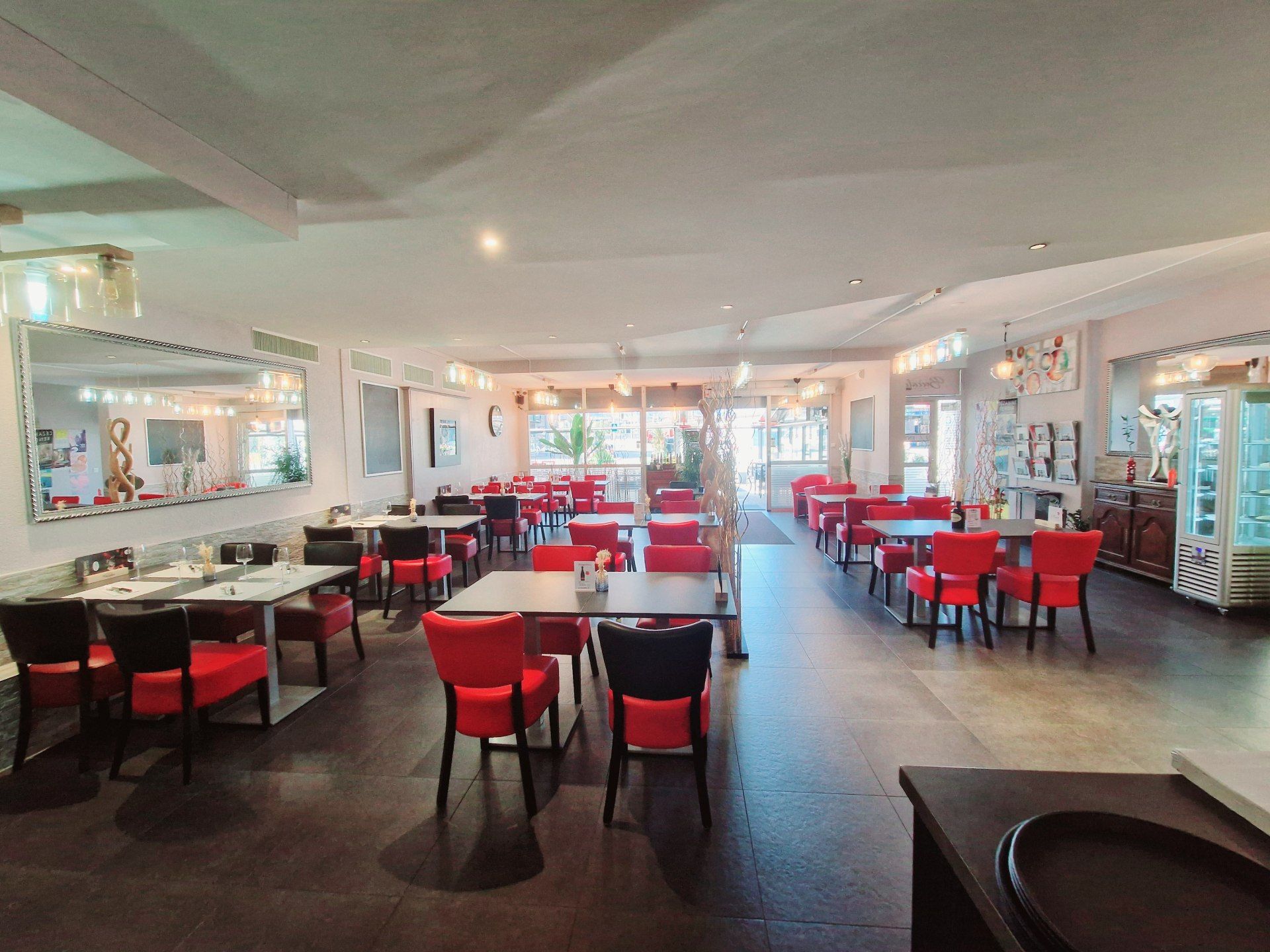 Il y a beaucoup de tables et de chaises dans ce restaurant.