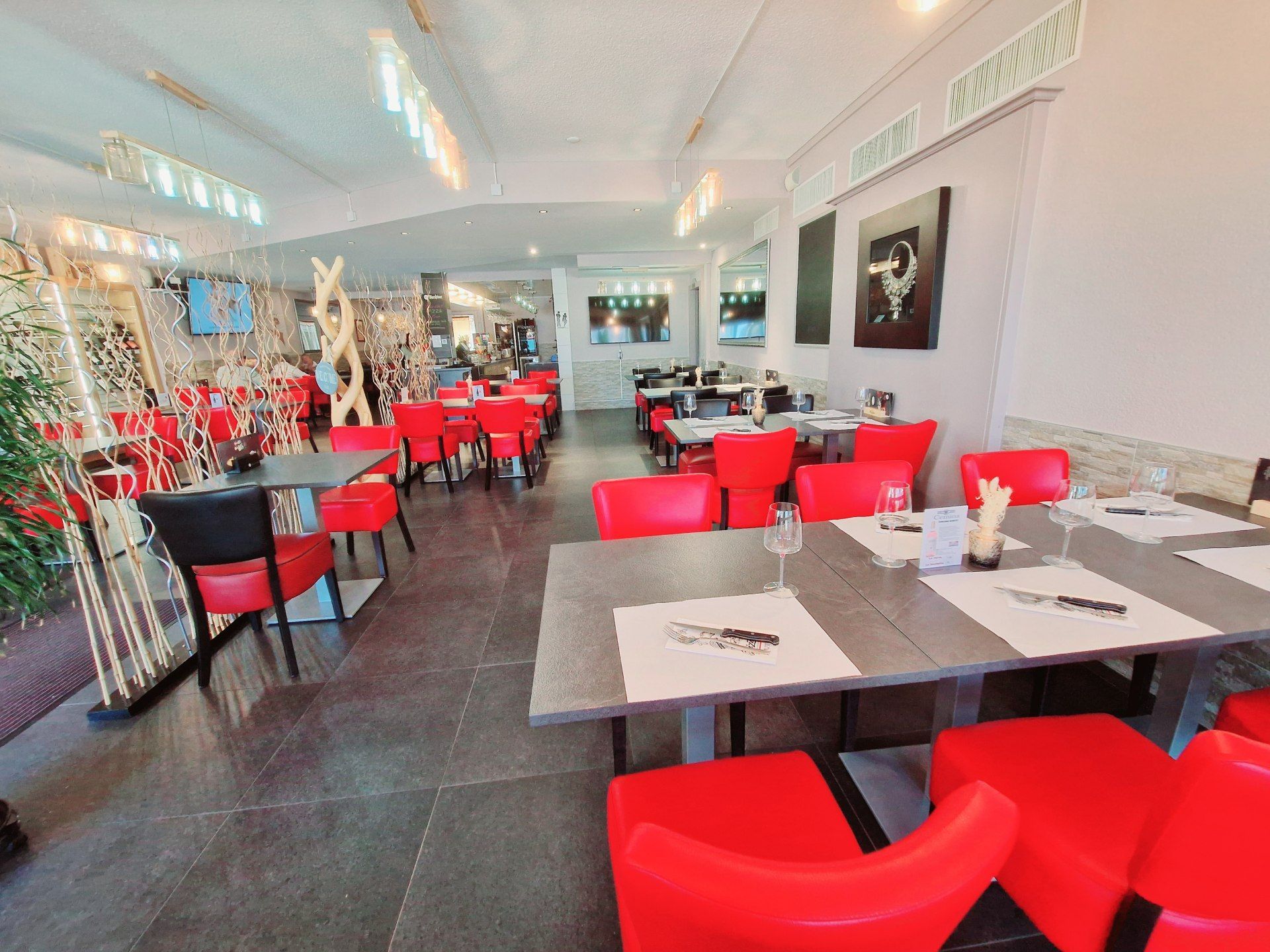 Il y a beaucoup de tables et de chaises dans le restaurant.