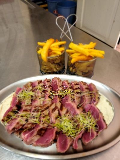 Une assiette de viande et de frites sur une table