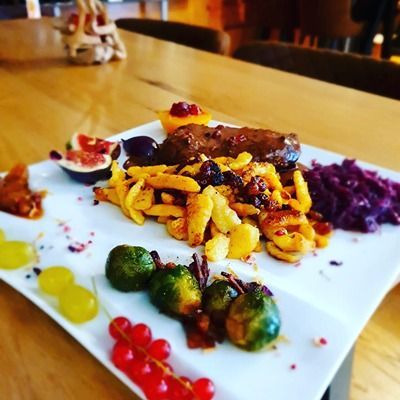 Une assiette de nourriture avec des fruits et des légumes sur une table