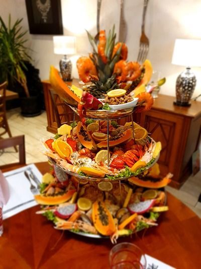 Une pile de fruits et de légumes sur une table.