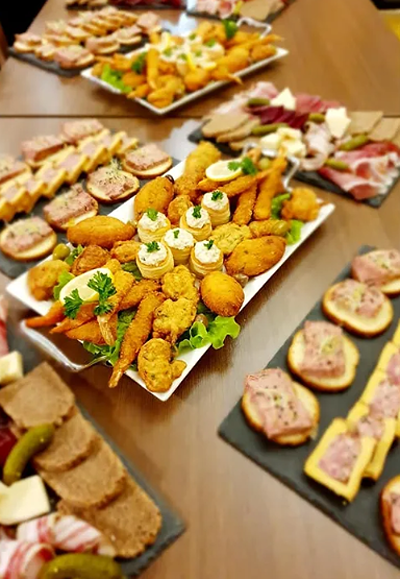 Il y a de nombreux types d'aliments différents sur la table.