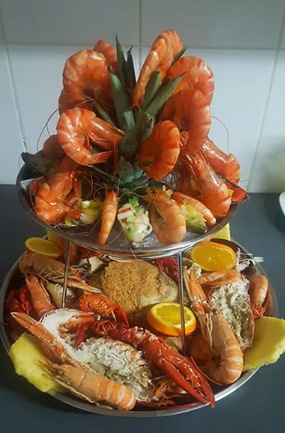 Un plateau de crevettes, de homards et d'autres fruits de mer sur une table.