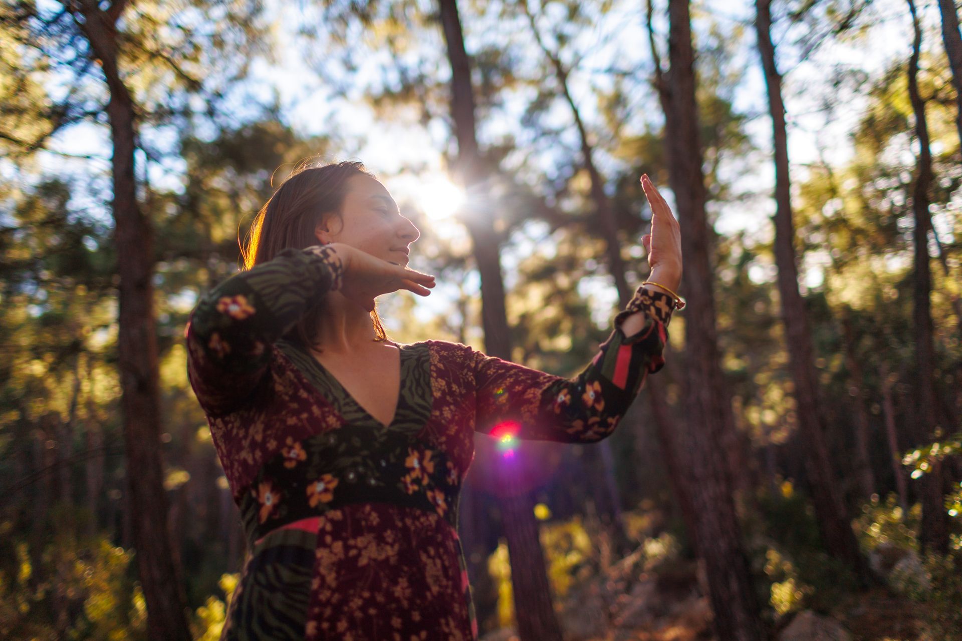 Jeune femme qui danse dans les bois