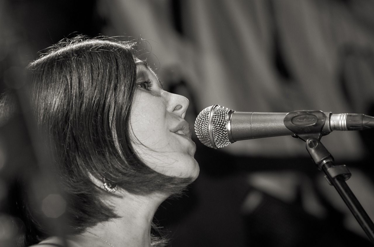 Jeune femme qui chante