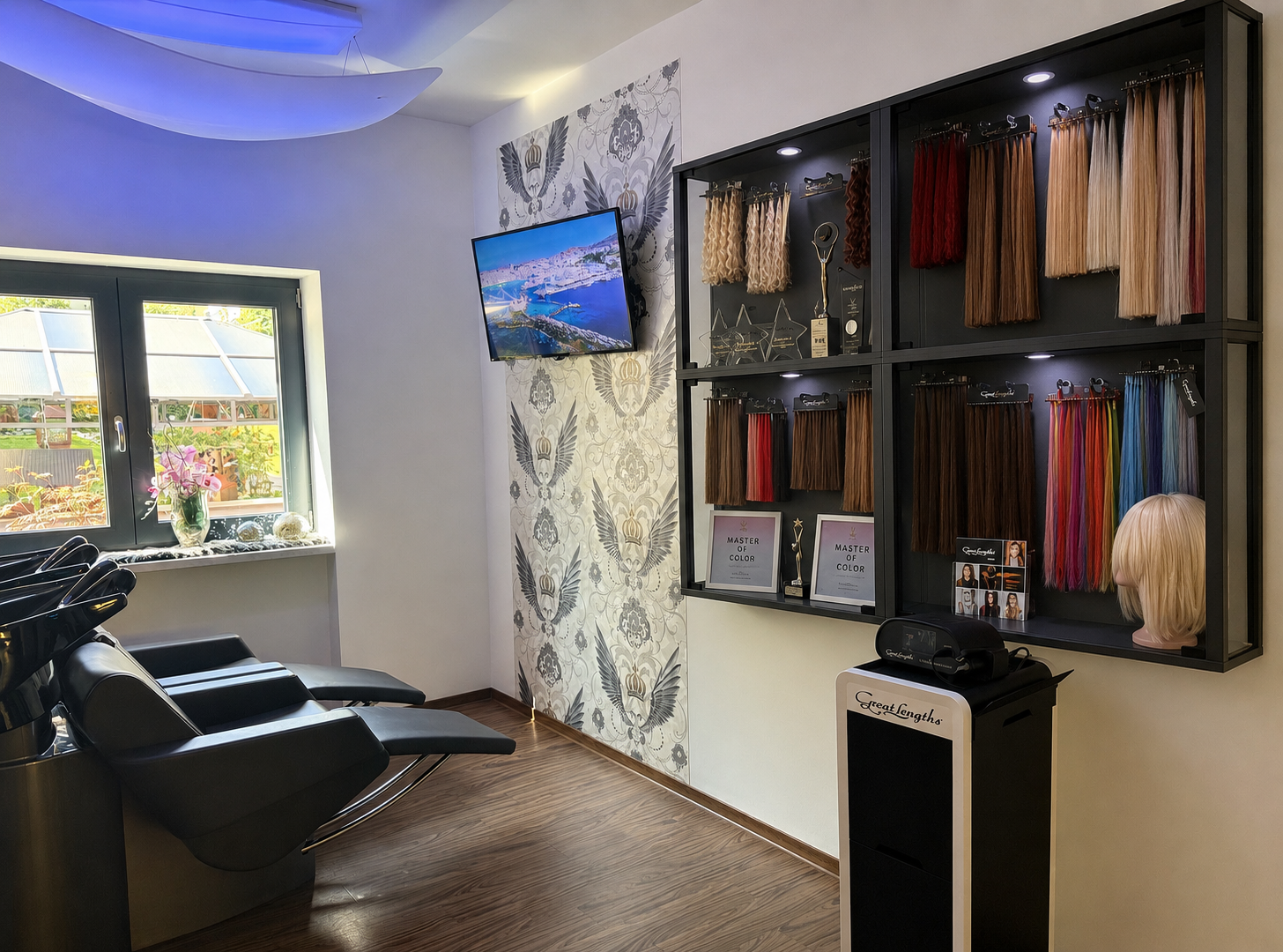 Moderne Modeboutique mit Kleiderständern, Verkaufsregalen, Ledersesseln und einem an der Wand montierten Fernseher