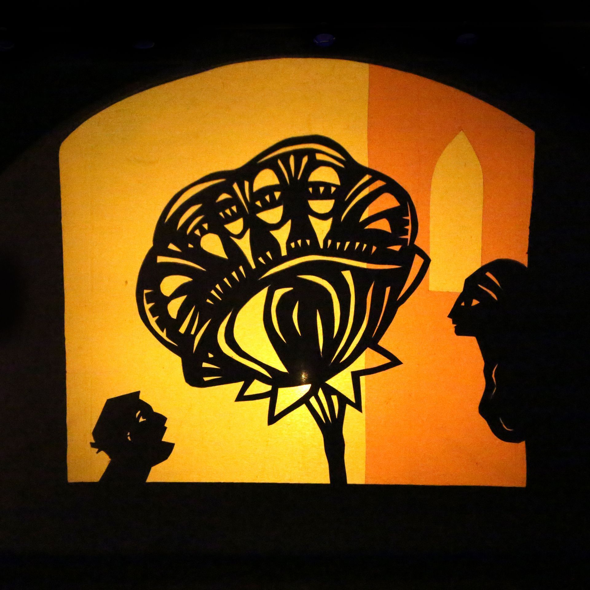 Un homme et ne femme qui observe une grande fleure magnifique