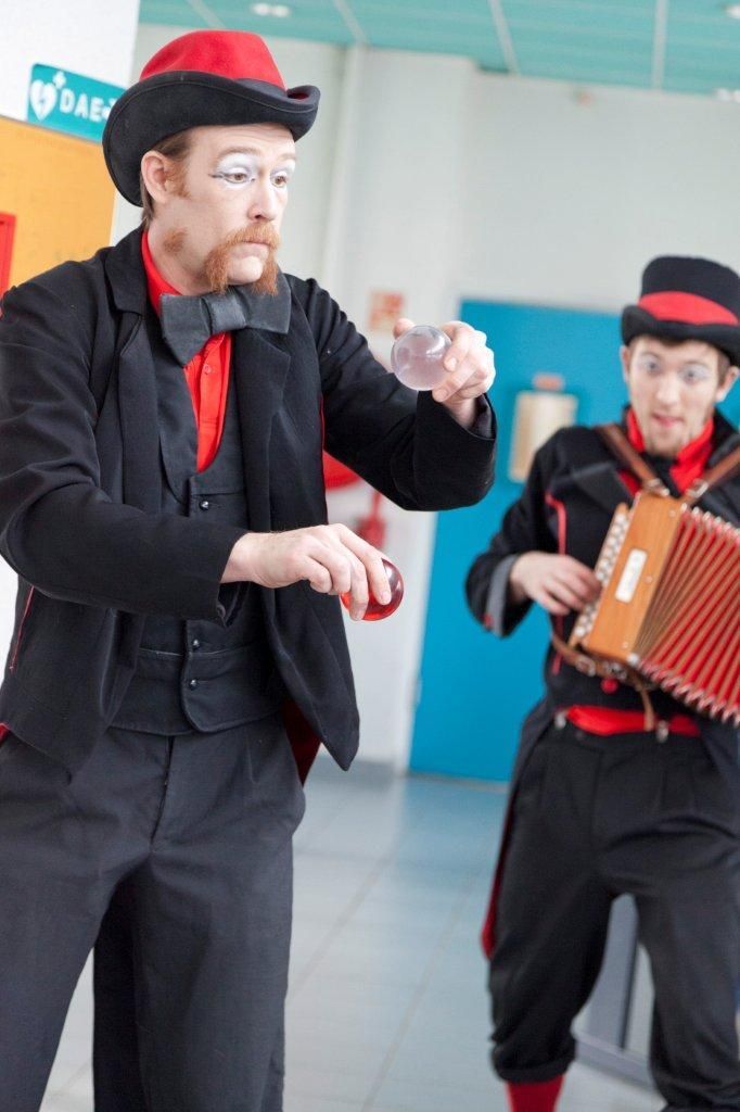 Deux clon qui font de la magie en musique