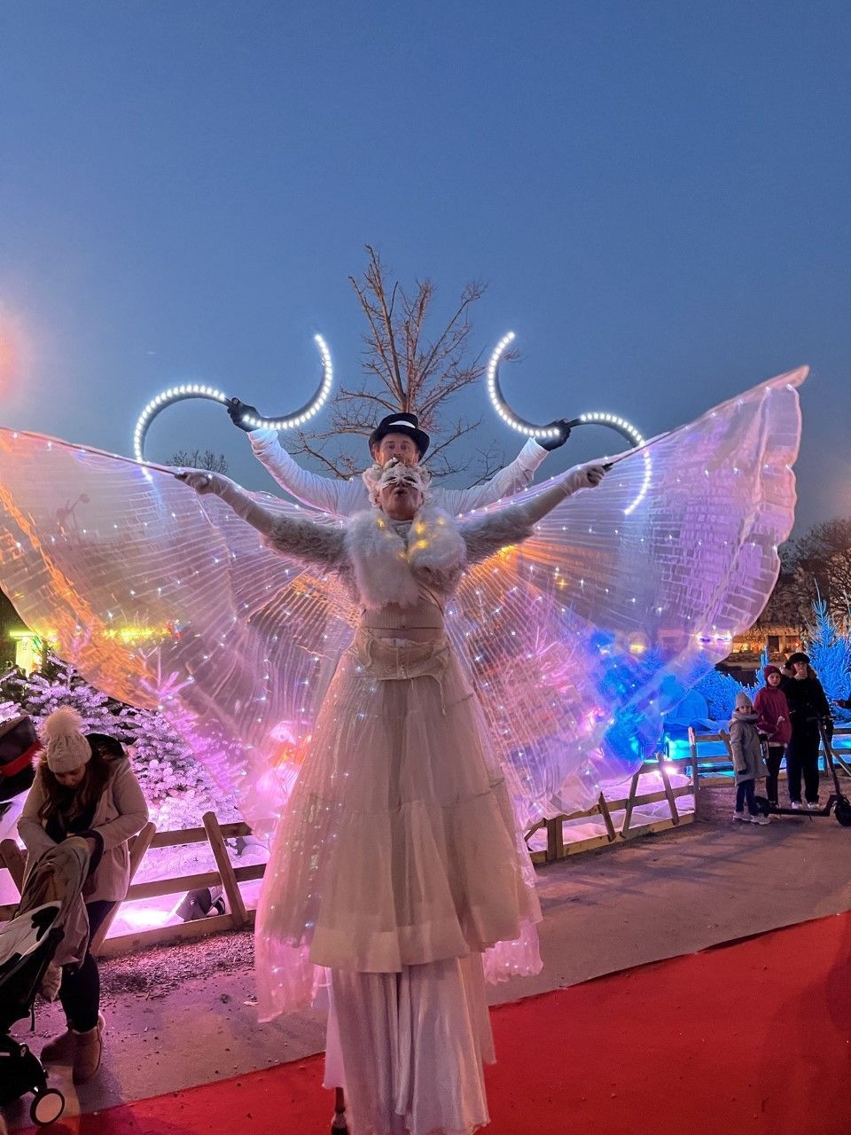 Homme avec des ailes blanches qui brillent dans la nuit