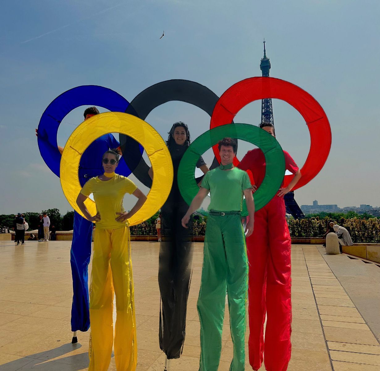 Groupe de personne tenant des anneaux afin de représenter le symbole des JO