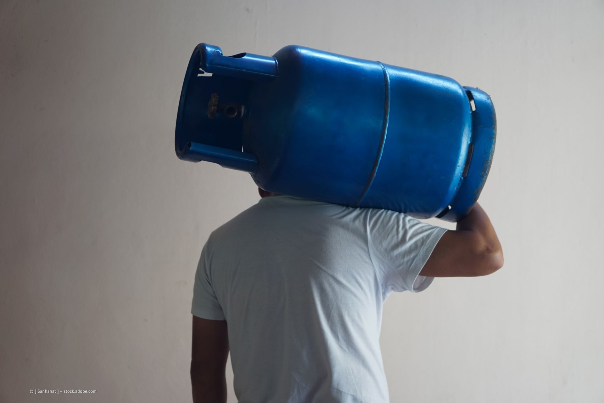 Mann trägt einen Gaskanister