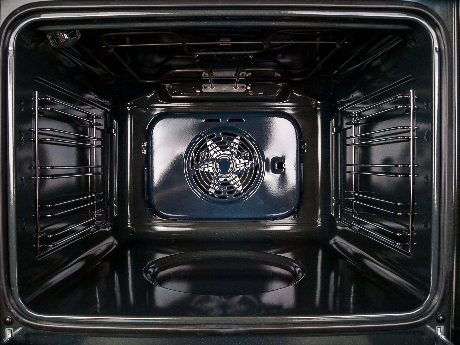 Un primer plano del interior de un horno con la puerta abierta.