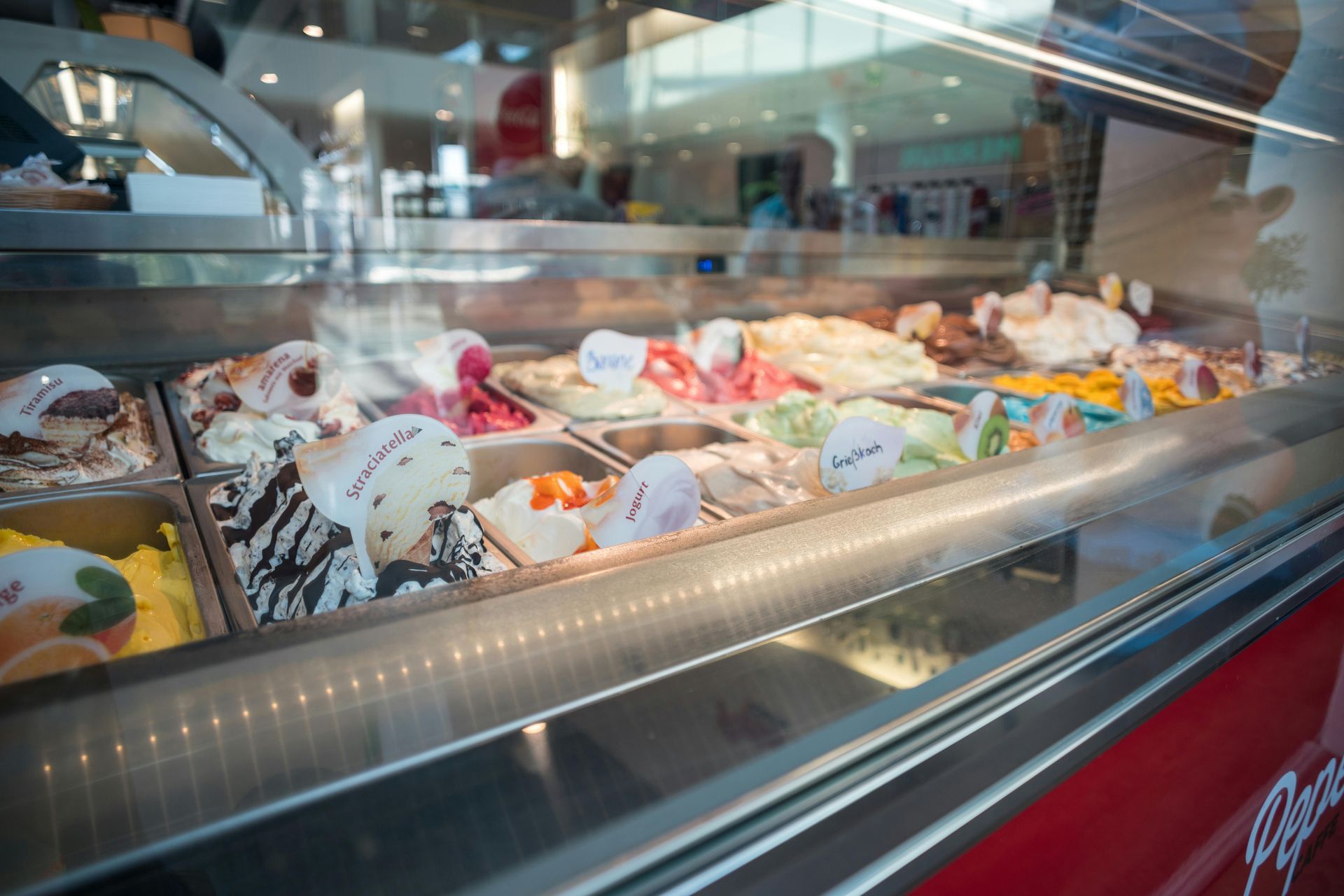 Una vitrina llena de muchos sabores diferentes de helado.