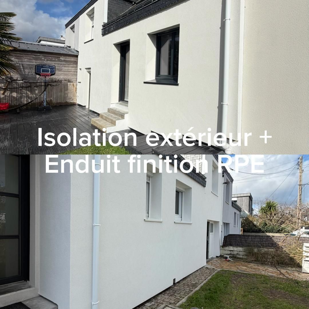 Maison en rénovation avec isolation extérieure et enduit blanc, vue sur la façade et le jardin.
