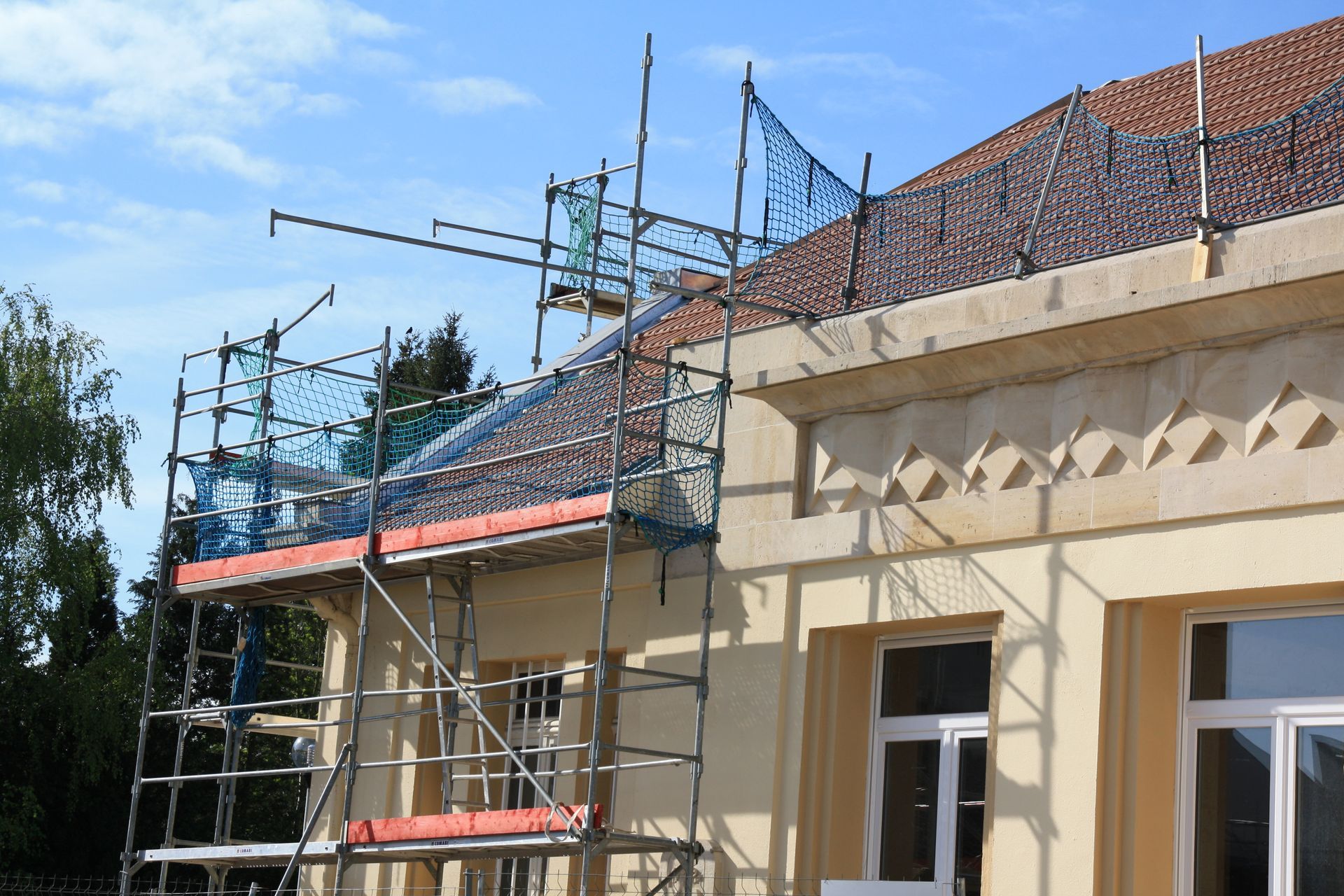 Échafaudages autour d'une maison.