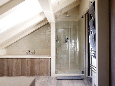 Salle de bains avec douche