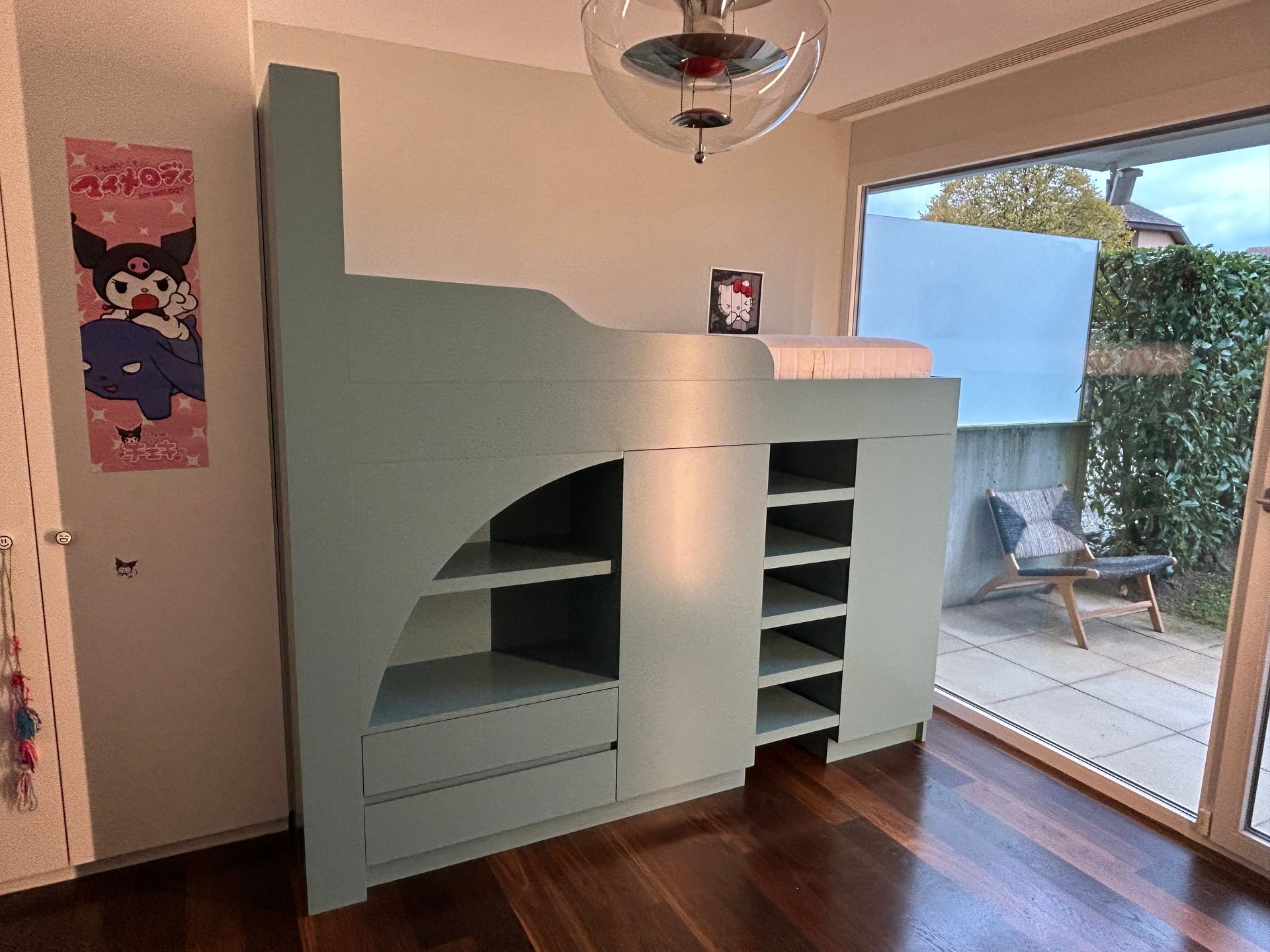 Lit avec bibliothèque