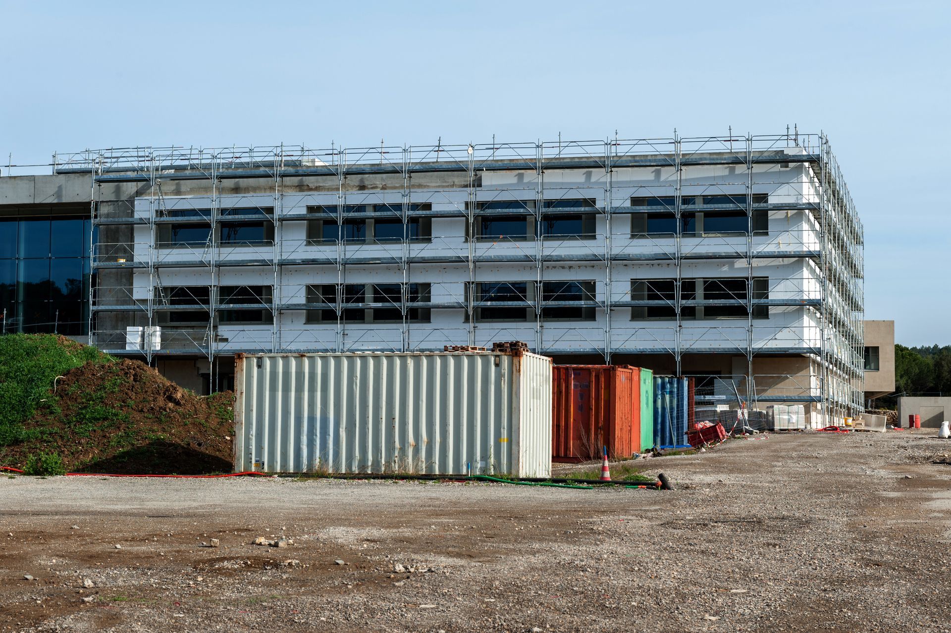 Des containers et des échafaudages sur un chantier de construction