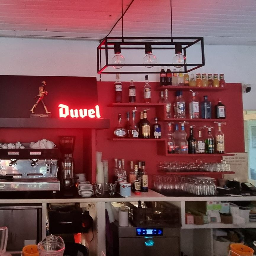 Un bar avec un mur rouge