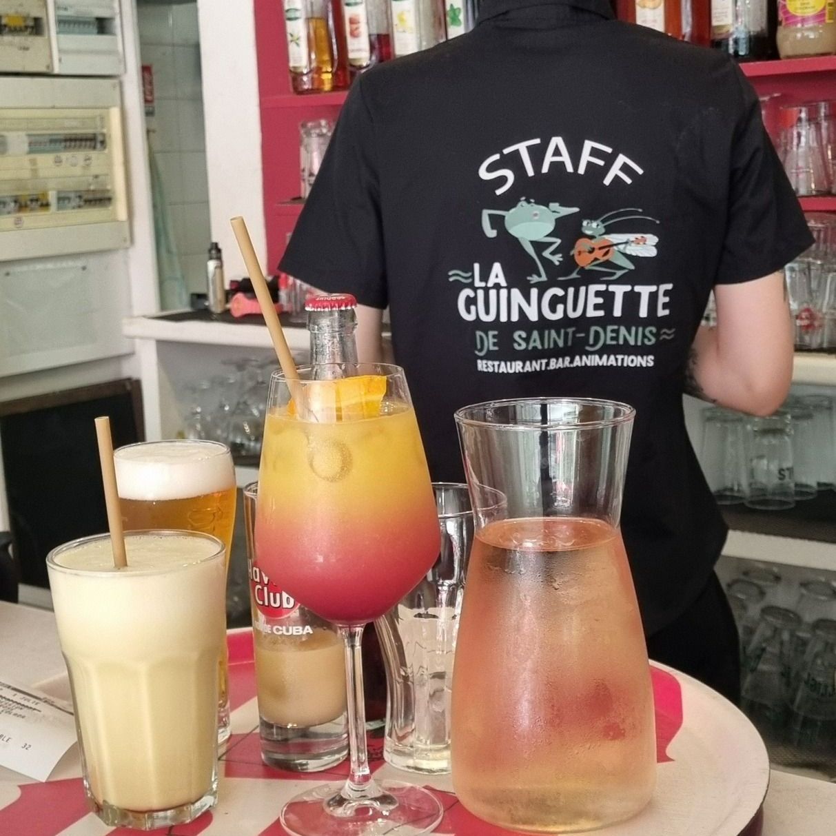 Des cocktails sur un comptoir
