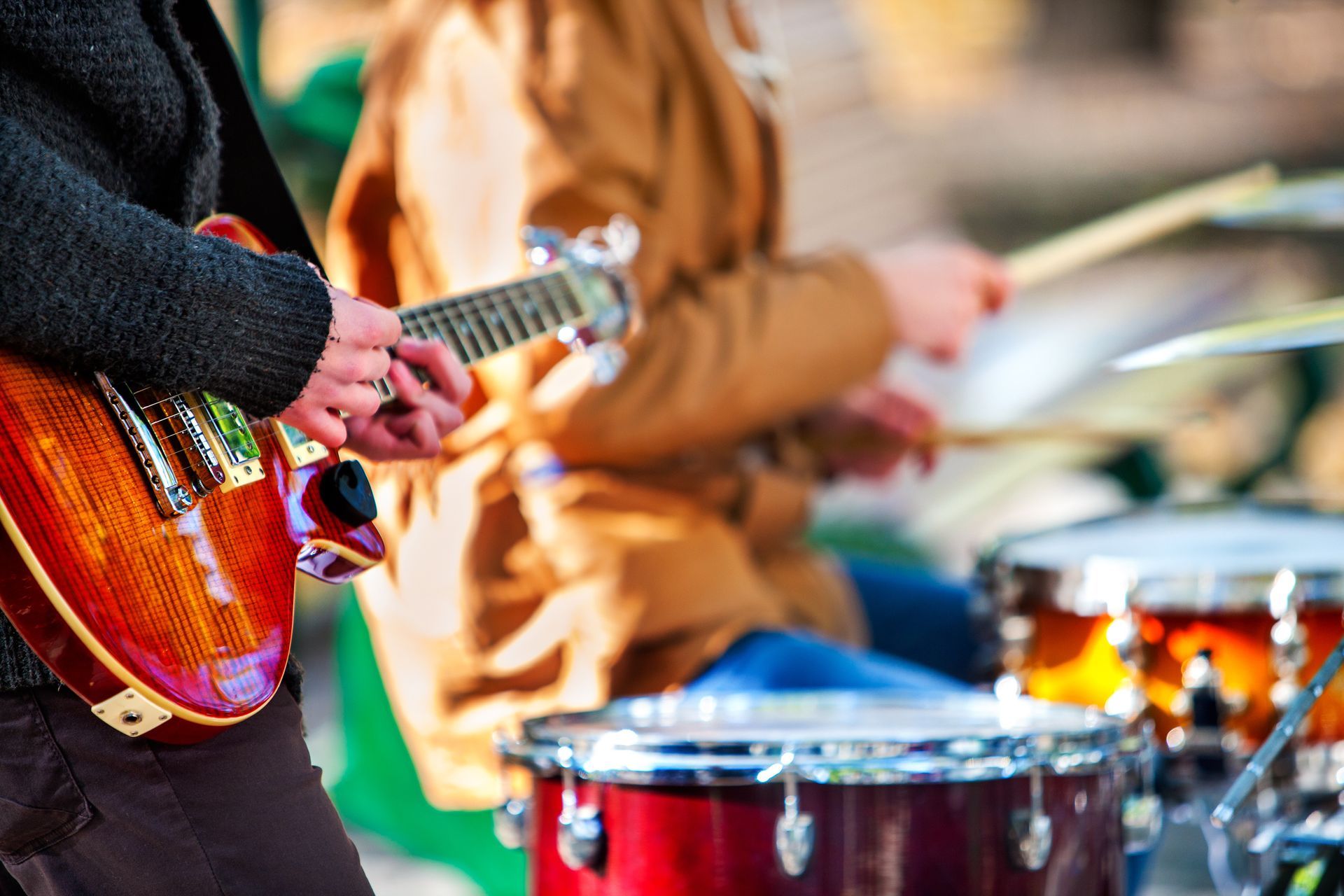 Un guitariste et un batteur