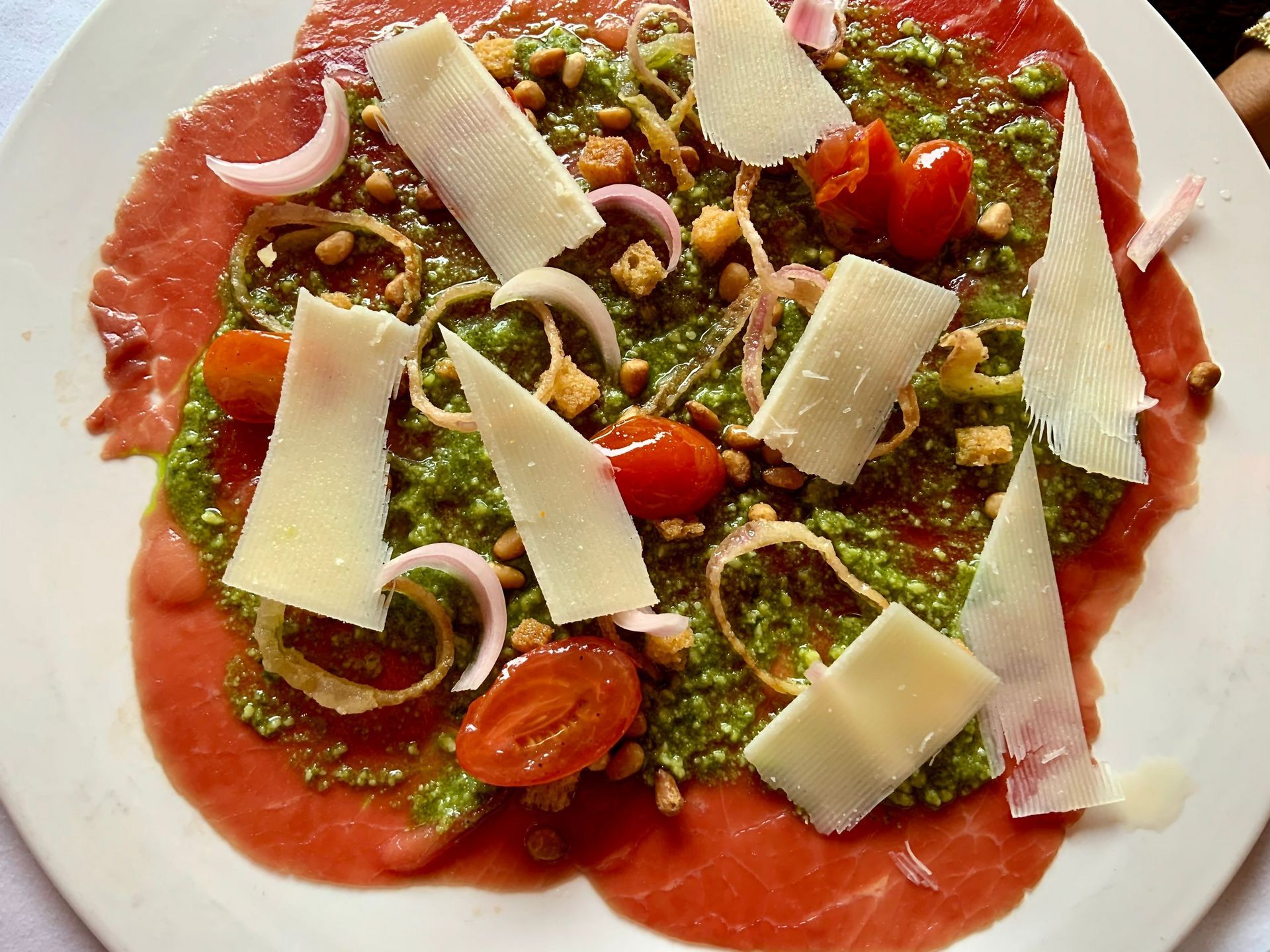 Un carpaccio de bœuf au pesto et parmesan