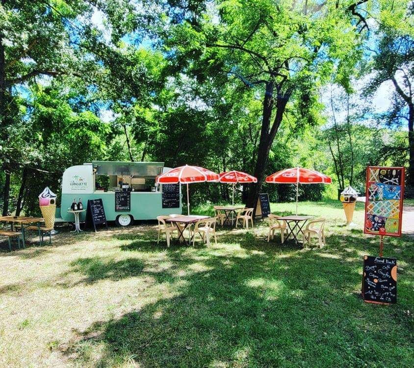 Le food-truck avec sa terrasse